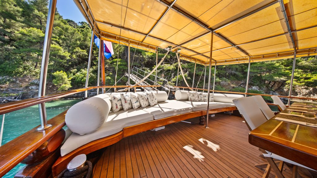 ELEGANZA Aft deck