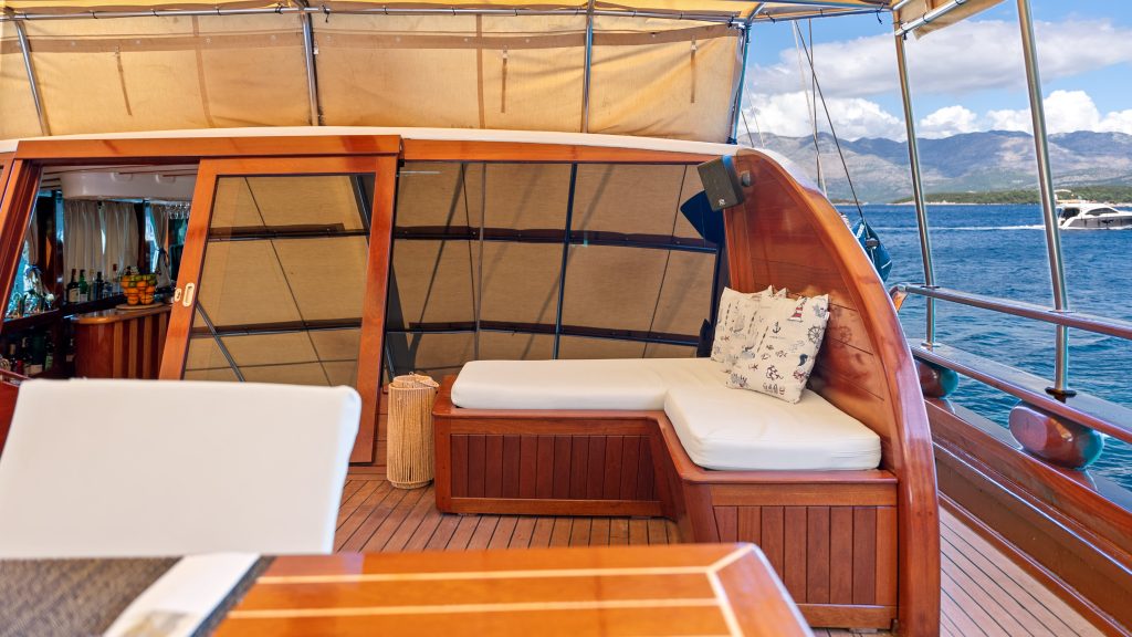 ELEGANZA Aft deck
